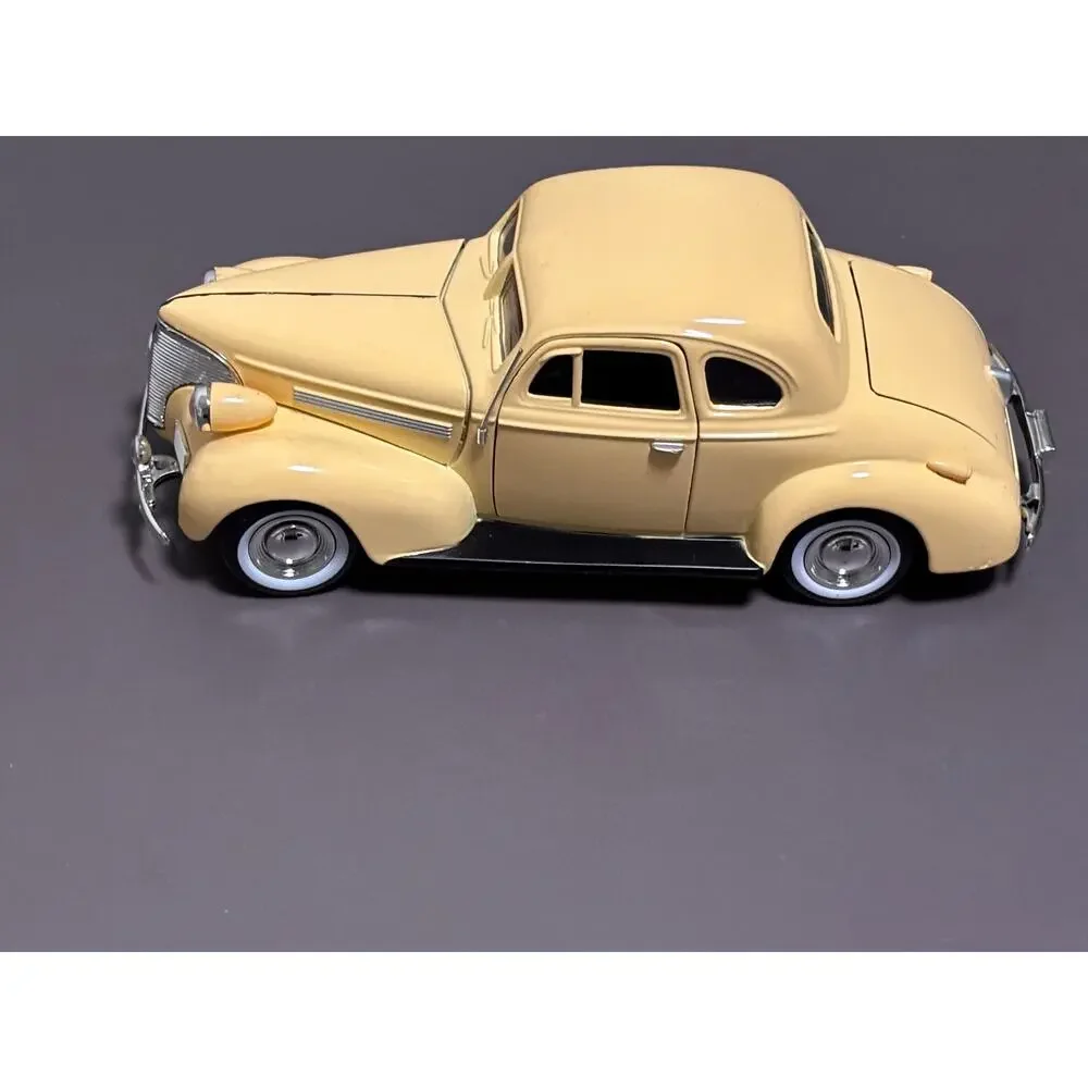 1:24 Scale Motormax 1939 Chevrolet Chevy Coupe No. 73247 (68034) Yellow Die Cast